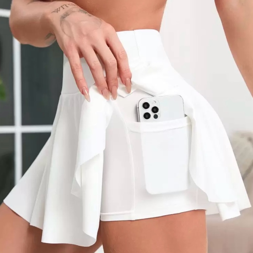 White High-Waisted Tennis Skort with Pockets – Size Medium